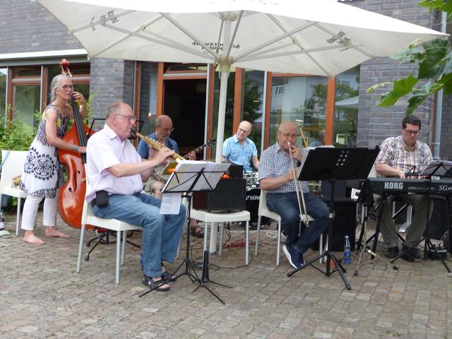 Die „Smoke-Street-Dixielandband“ benennt sich nach der Rauchstraße, an der das Mehrgenerationenhaus liegt ( v.r.n.l. Andy Benz, Fritz Resech, Walter Becker, Ernst Knorpp, Werner Philipp und Katja Bönninghoff). | Foto: privat