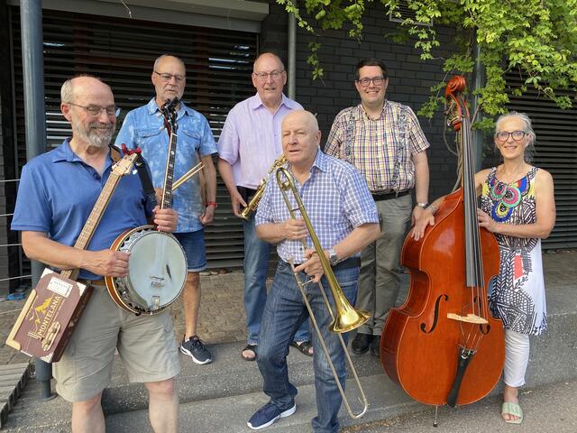 Die „Smoke-Street-Dixielandband“ präsentiert sich vor dem Quartierszentrum (Ernst Knorpp, Walter Becker, Werner Philipp, Fritz Resech, Andy Benz, Katja Bönninghoff v.l.n.r.) | Foto: privat
