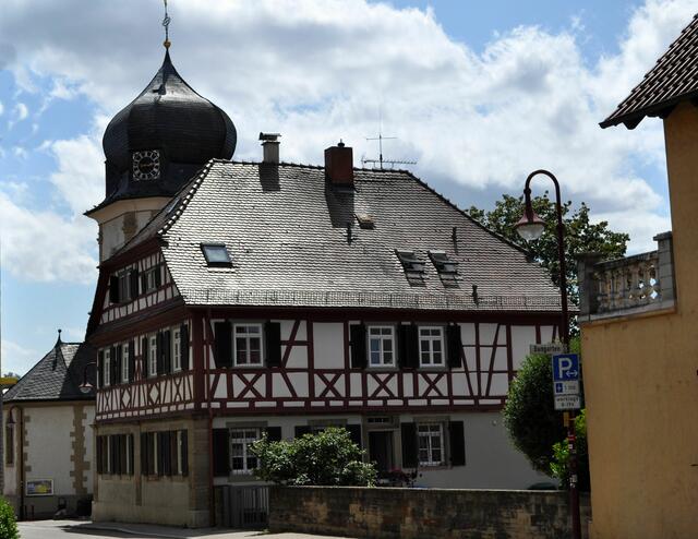 Blick zur Ev. Kirche und dem Ev. Pfarrhaus | Foto: Daniela Somers