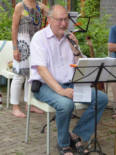 In launigen Reimen stellt Werner Philipp die Bandmitglieder vor. | Foto: privat