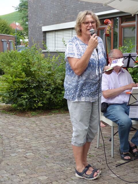 Ute Neuschwander vom Leitungsteam des Quartierszentrums begrüßte und das Publikum. | Foto: privat