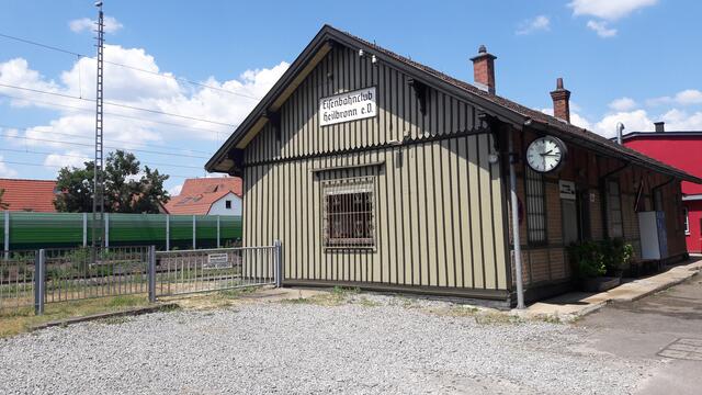 Auf den ersten Blick sieht das Gebäude gar nicht aus wie mehr als 100 Jahre alt! Runzeln und Falten sucht man vergeblich --- äußerlich! | Foto: Helmut Epp