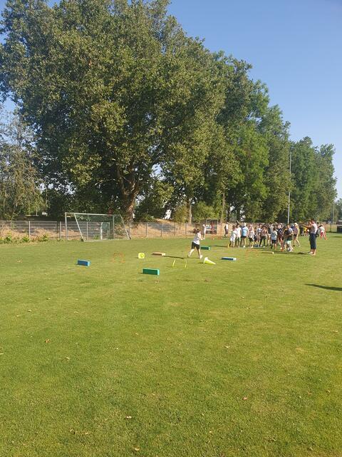 Eine Klasse bei der Hindernisstaffel 