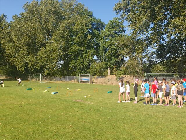 Eine Klasse bei der Hindernisstaffel 