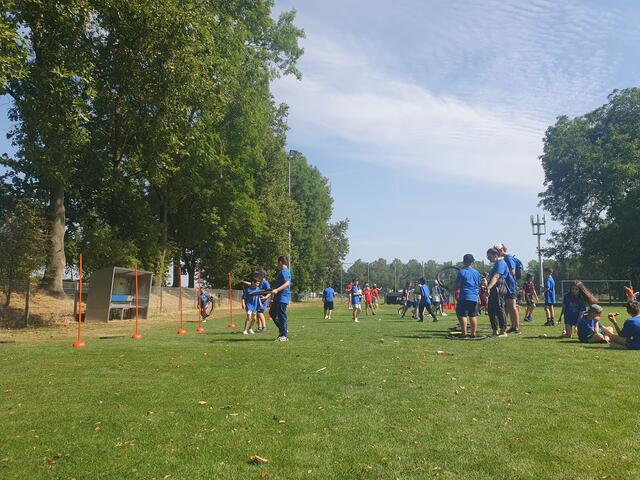 Eine Klasse beim Reifenwerfen 