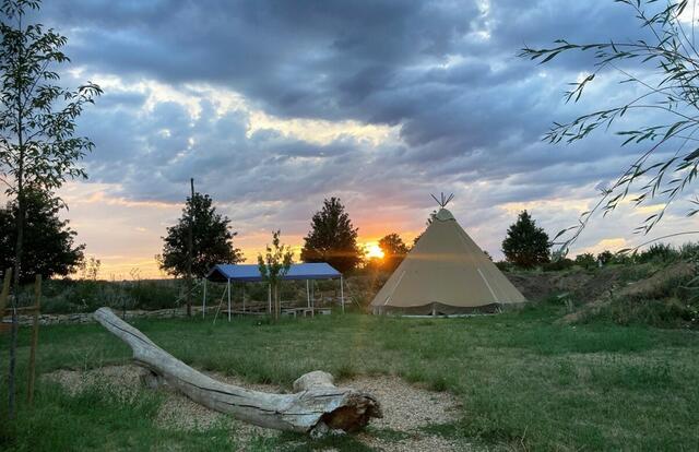 Tipi des Waldkindergartens.
Abschließend wurde nach das Gelände des Waldkindergartens besucht, ein gute Beispiel dafür, dass  durch bürgerschaftliches Engagement viel ermöglicht wurde.  | Foto: Sibylle Riegger-Gnamm und Gerhard Huber