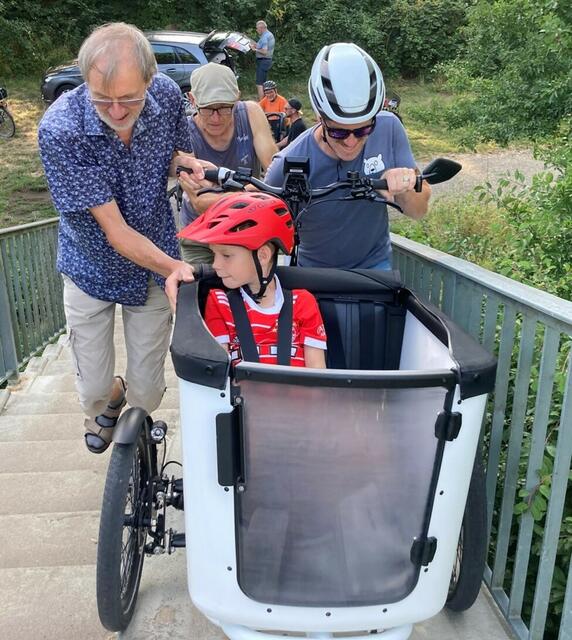 Absteigen und schieben gehört nicht zu den Lieblingsbeschäftigungen.
Aufgeschüttete Rampen auf beiden Seiten wären nicht sehr aufwändig zu realisieren und würden die Verbindung der Ortsteile Duttenberg mit Jagstfeld mit u. a. Bahnhof, Nahversorgung und Schulen erheblich  verbessern. Betrachtet man die alternative Wegführung über die Jagstbrücke an der B 27, wird die Dringlichkeit einer Lösung deutlich. | Foto: Sibylle Riegger-Gnamm und Gerhard Huber