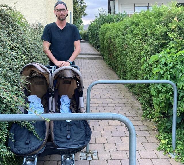 Treppenstufen und Barrieren als sinnfreie Verkehrsbremsen.
Hier zeigt sich an einigen problematischen Stellen, dass die Stadtplanung nicht immer den Gesetzen der Logik folgt. Ein besonders krasses Beispiel findet sich in der nördlichen Verlängerung der Entengasse. Diese bildet die natürliche Verbindung zwischen den alten und neuen Ortsteilen. Gestaltet wurde dies aber so, dass es möglichst schwierig ist, dort durchzukommen.  | Foto: Sibylle Riegger-Gnamm und Gerhard Huber