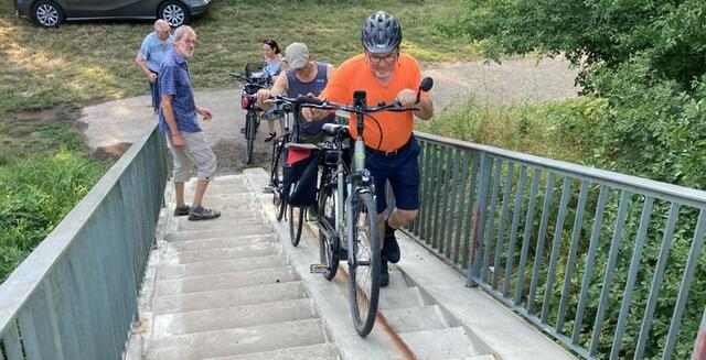 Absteigen und schieben gehört nicht zu den Lieblingsbeschäftigungen.
Gleich der Startpunkt, der seit 1977 bestehende Jagststeg, erweist  sich für jede*n Radfahrer*in als beträchtliches Hindernis.   | Foto: Sibylle Riegger-Gnamm und Gerhard Huber
