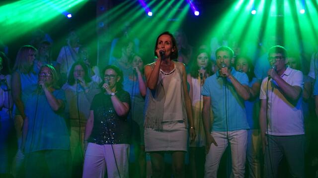 Solistin Jennifer Richert verzaubert das Publikum bei Stand up