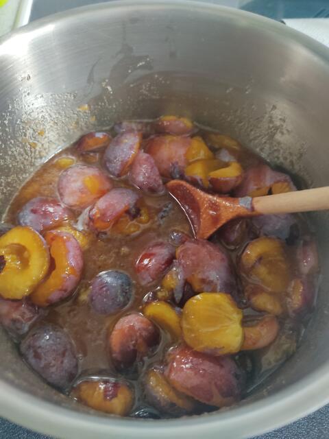 Unter Rühren erhitzen. Der Gelierzucker karamellisiert dabei leicht. | Foto: Daniela Somers 