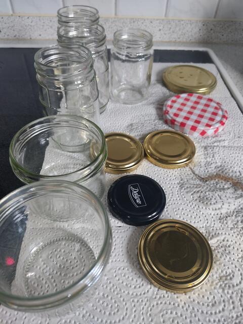 Gläser, die zuvor mit kochendem Wasser ausgespült wurden, stehen schon bereit. | Foto: Daniela Somers 