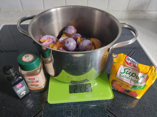 Viel Zutaten braucht es nicht. Auf dem Bild fehlt noch der Zitronensaft. | Foto: Daniela Somers 