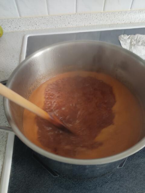 4-5 Min. sprudelnd kochen und ständig rühren. Dann kann abgefüllt werden. | Foto: Daniela Somers 