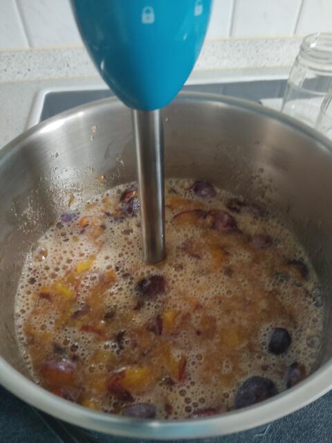 Dann beim erhitzen mit dem Pürierstab alles zerkleinern. | Foto: Daniela Somers 