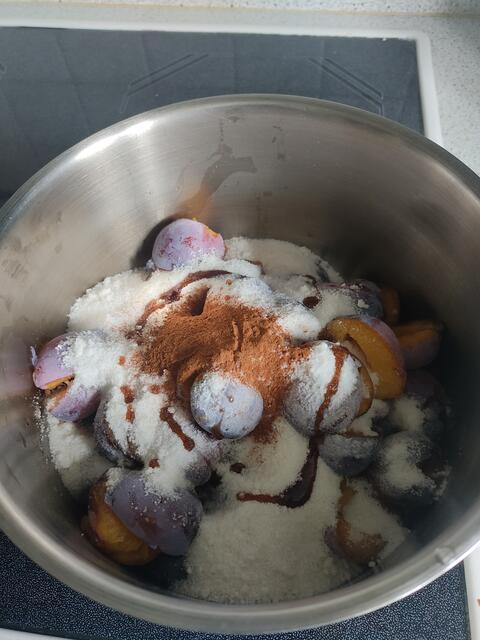 Bei weichen Früchten, alles zusammen in den Topf. | Foto: Daniela Somers 