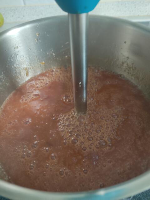 Alles ist püriert. Jetzt noch 4-5 Min. sprudelnd kochen. | Foto: Daniela Somers 