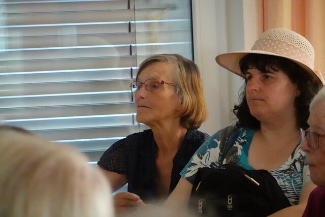 Gudrun Schickert und Christina Hansel, unsere Vereinsvorsitzende, schauen und hzören konzentriert zu. | Foto: Uschi Dugulin