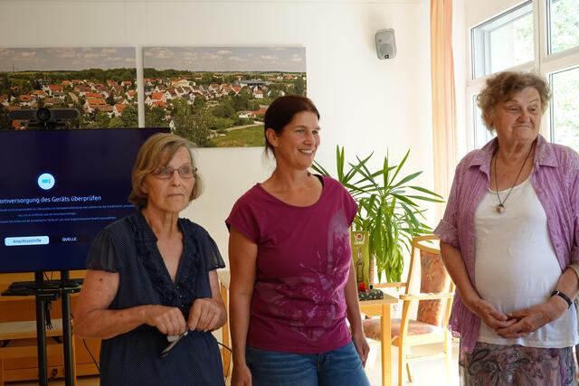 Tanja (Mitte) mit zwei Albvereinsmitgliedern. | Foto: Uschi Dugulin