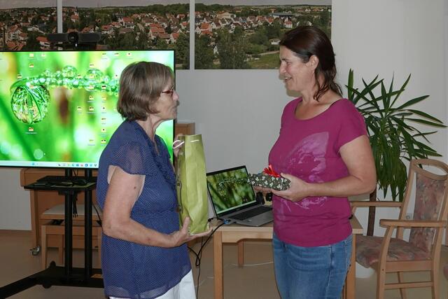 So ein toller Vortrag muss schließlich gewürdigt werden ... kleine Geschenke für Tanja Blind vom Albverein Kupferzell.
 | Foto: Uschi Dugulin