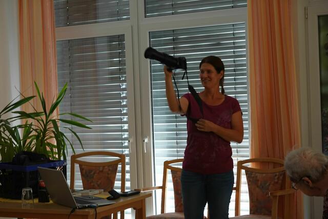 Tanja zeigt den Senioren ihr Arbeitsgerät. | Foto: Uschi Dugulin