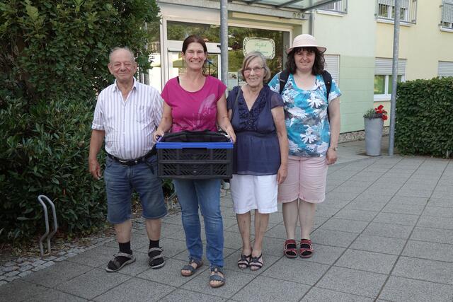 Tanja ist schon am Abtransportieren. Zum Schluss gibt es noch ein Abschiedsbild mit drei Albvereinsmitgliedern. | Foto: Uschi Dugulin