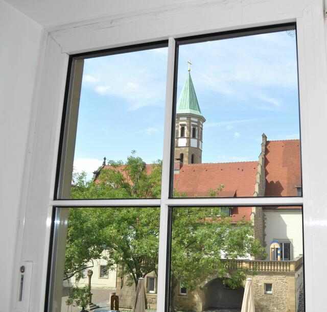 Blick aus dem Fenster vom Museum auf Kirchturm und Deutschhof Innenhof. | Foto: Daniela Somers