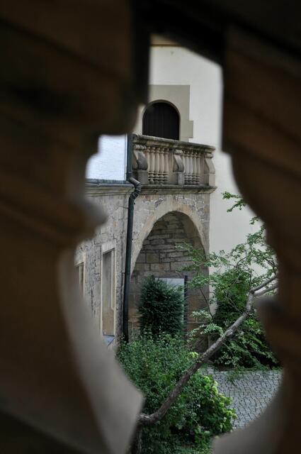 Blick durch die Baluster der Freitreppe | Foto: Daniela Somers