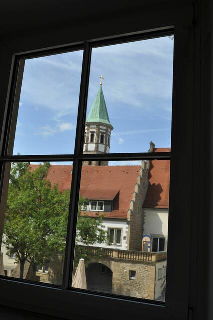 Blick aus dem Fenster des Museums zum Kirchturm und Deutschhof | Foto: Daniela Somers