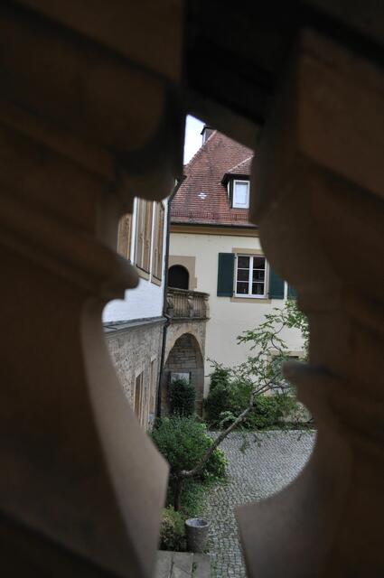 Blick durch die Baluster der Freitreppe | Foto: Daniela Somers