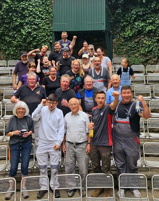 Ein Teil der über hundert Mitwirkenden - Jung und Alt ergeben hier gemeinsam eine starke (Abbau-) Truppe | Foto: Freilichtspiele Neuenstadt / Peter Zeh