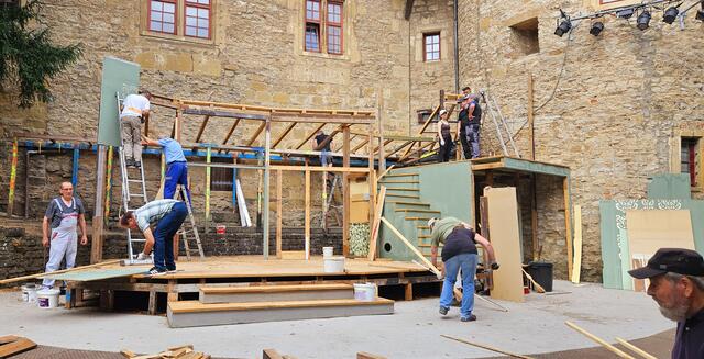 Am Tag nach der letzten Aufführung wird das komplette Bühnenbild von den ehrenamtlich Aktiven abgebaut | Foto: Freilichtspiele Neuenstadt / Peter Zeh