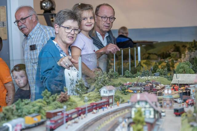 Gabriele Sommerfeld ist mit ihrem Mann und zwei Enkeln gekommen.  | Foto: Christiana Kunz