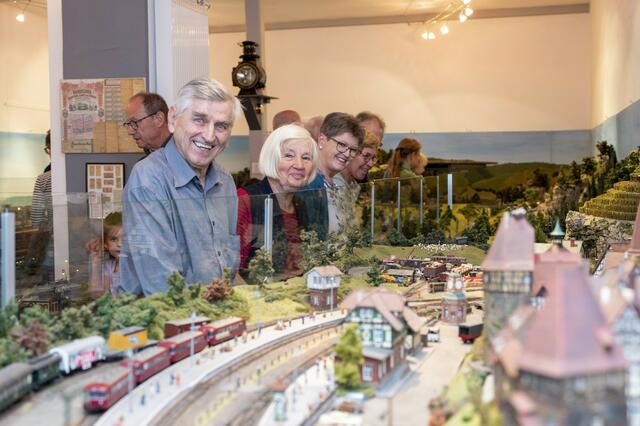 Johann und Klara Klopfer (vorne) wollten endlich mal sehen, was sich im schmucken Bahnhäuschen an der Viehweide so befindet.  | Foto: Christiana Kunz
