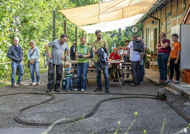 Vor dem Clubhaus hat Matthias Müller (Dritter von links) seine Gartenbahn aufgebaut.  | Foto: Christiana Kunz