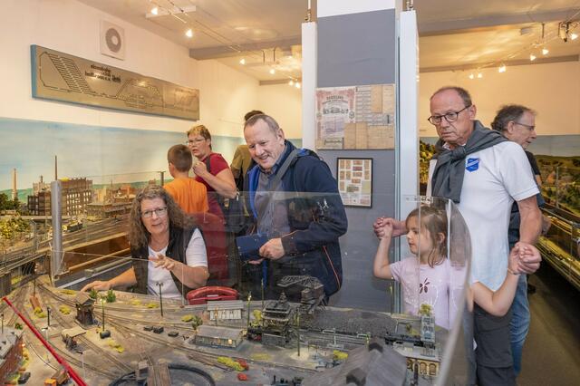 Irmhild Lehmann (sitzend) ist eine der wenigen Frauen, die im Eisenbahnclub aktiv dabei sind.  | Foto: Christiana Kunz