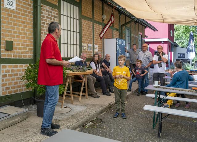  Der Vorstand des Eisenbahnclubs Heilbronn, Uwe Ziegler, begrüßt die Lesersommer-Gewinner.  | Foto: Christiana Kunz
