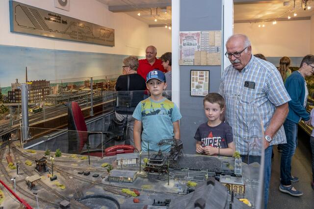 Jakob (links) und Tobias sind jetzt schon begeisterte Modellbahnfans.  | Foto: Christiana Kunz
