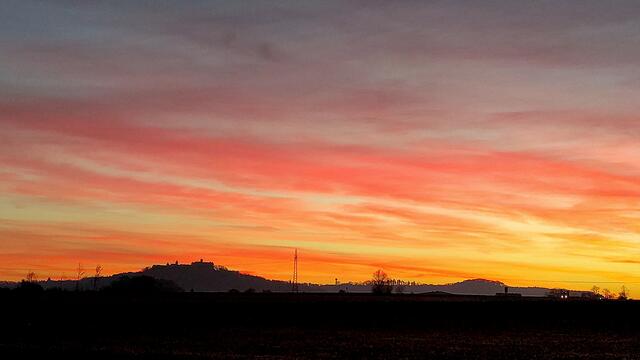 Vom Sonnenuntergang gefärbte Schleierwolken über Waldenburg 🌄 | Foto: Kai Weyreter