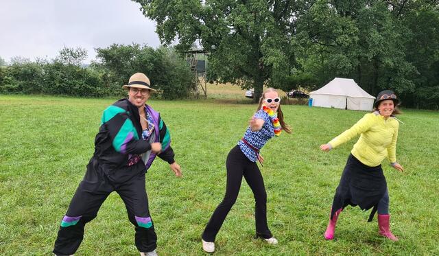 Aerobic in den 80er- und 90er-Jahren mit den zwei Hippie-Zeitzeugen (links) und der Reiseleiterin Emilia Hourglass (rechts) | Foto: Fototeam des Zeltlagers