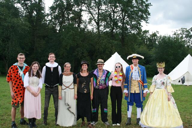 Auch die Zeitzeugen durften beim großen Fest des Sonnenkönigs Ludwig XIV (zweiter v.r.) nicht fehlen | Foto: Fototeam des Zeltlagers