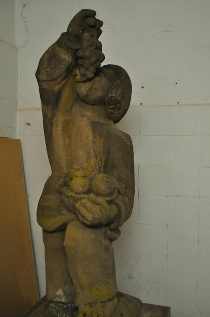 Figur vom Traubenesserbrunnen. Ehemals Uhlandplatz 1953 | Foto: Daniela Somers