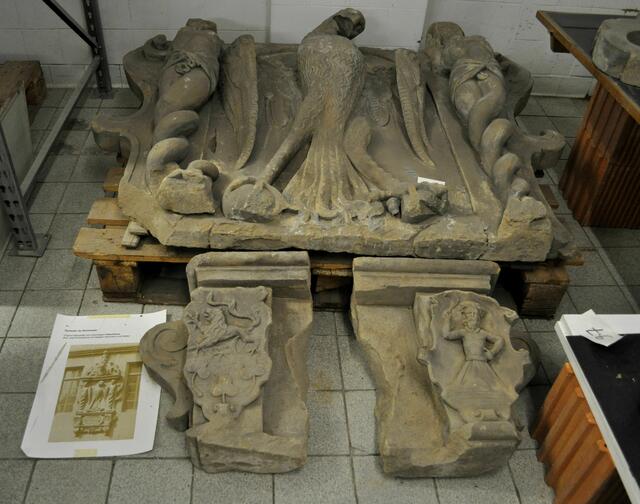 Wappenstein mit Stadtadler und zwei Löwen als Schildhalter von der Tür zum großen Ratssaal im Rathaus. | Foto: Daniela Somers