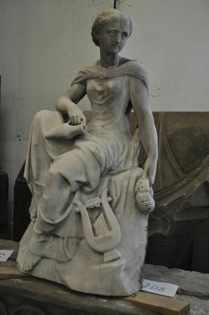 Frauenfigur von einem Grab. Wahrscheinlich in Marmor. Sitzende Trauernde mit Amphore, Kranz und Lira von Albert Güldenstein 1867. | Foto: Daniela Somers