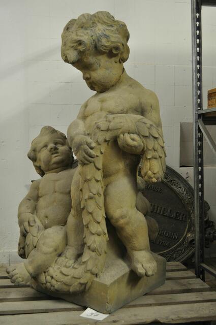 Schmuckfigur Putten mit Girlande von der ehemaligen Villa Hauck Allee 18 | Foto: Daniela Somers