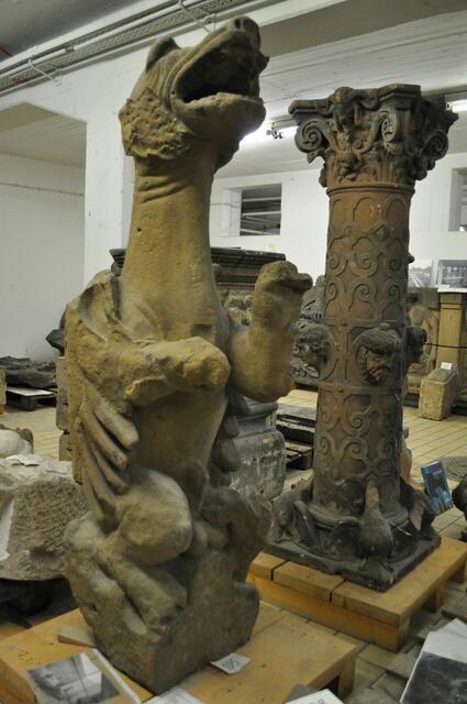 Der originale Wasserspeier Drache vom Kiliansturm. An der Kirche befinden sich heutzutage Kopien | Foto: Daniela Somers