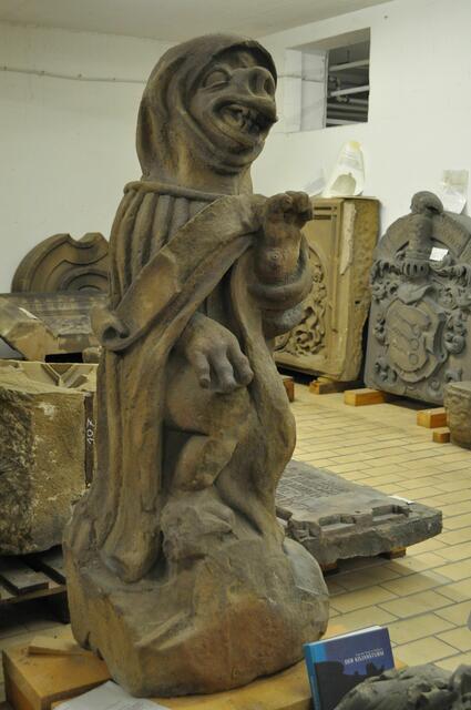 Wasserspeier vom Kiliansturm: Tier mit Kutte und Kapuze. Das ist das Original. An der Kirche befinden sich heutzutage Kopien. | Foto: Daniela Somers