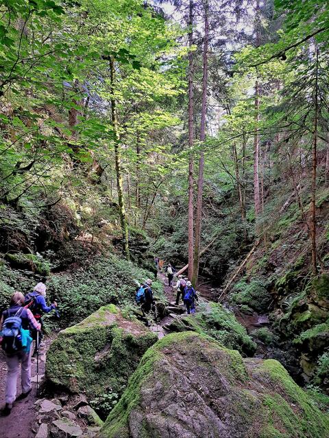 Wildromantisch muß man Felsbrocken über Treppen überwinden. | Foto: Isolde Reitz