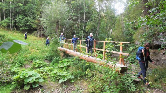 Abenteuerliche Überquerungen der 18 unterschiedlichsten Holzbrücken in der Gauchachschlucht. | Foto: Isolde Reitz