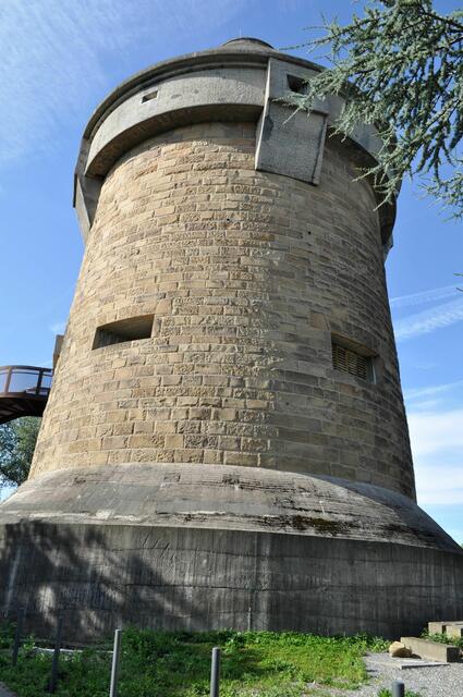 Ein gewaltiger Turm. Verkleidet mit Heilbronner Sandstein. | Foto: Daniela Somers
